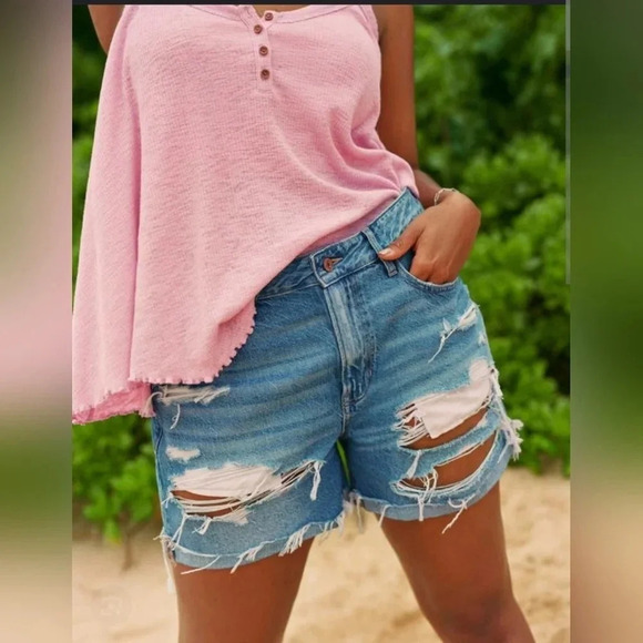 American Eagle Denim Tom Girl Shorts Light‎ Blue size 2 Distressed Ripped - Picture 1 of 7